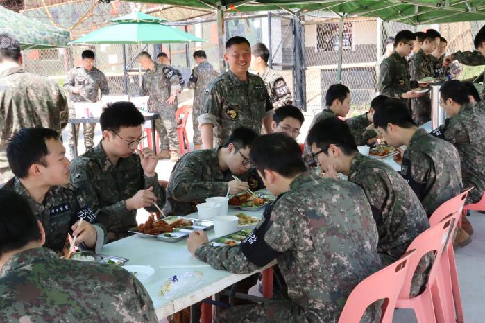 육군6보병사단 용문산여단 수색중대 장병들이 ‘GP Special Day’ 행사에 참여해 파전과 등갈비를 먹고 있다. 부대 제공
