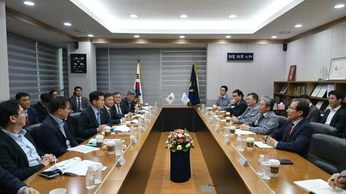 다파고 2.0 행사에서 방위사업청과 영풍전자 관계자들이 의견을 나누고 있다. 왼쪽 셋째부터 석종건 방사청장, 허건영 국방기술품질원장, 손재홍 국방기술진흥연구소장.  방사청 제공