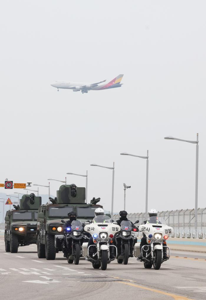 해·강안 합동 순찰에 투입된 육군17보병사단 군사경찰대대의 모터사이클과 소형전술차량이 인천시 영종해안북로를 따라 기동하고 있다.