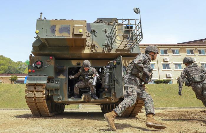 육군5포병여단 창조대대 장병과 예비군들이 5군단 동시통합훈련 중 K9A1 자주포에서 상황조치훈련을 하고 있다. 부대 제공