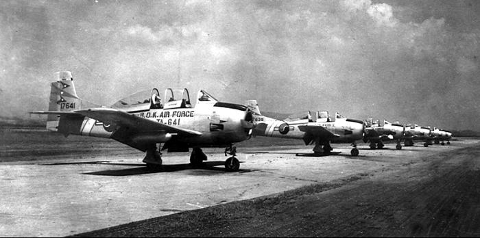 1960년 12월 20일 사천기지의 T-28A 도입식 장면. 출처=공군70년사 발췌