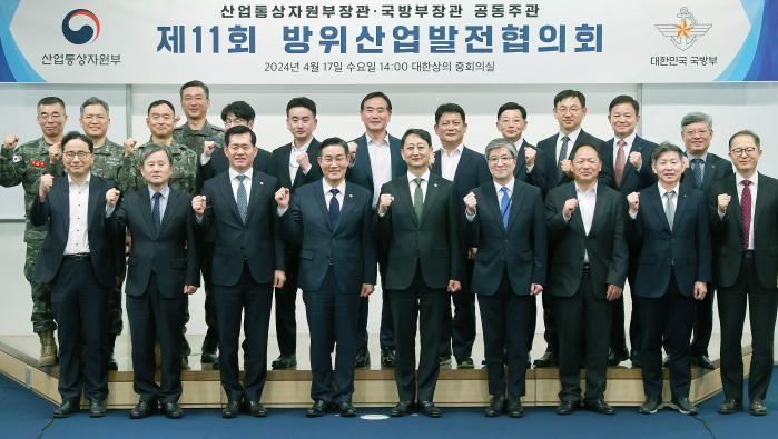 17일 열린 제11회 방위산업발전협의회에서 신원식(앞줄 왼쪽 넷째) 국방부 장관과 안덕근(앞줄 왼쪽 다섯째) 산업통상자원부 장관 등 주요 참석자들이 기념사진을 찍고 있다. 산업통상자원부 제공