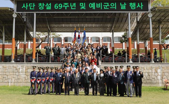 18일 육군36보병사단 연병장에서 치러진 사단 창설 69주년과 예비군의 날 56주년을 축하하는 기념행사에서 참석자들이 파이팅을 외치고 있다. 부대 제공