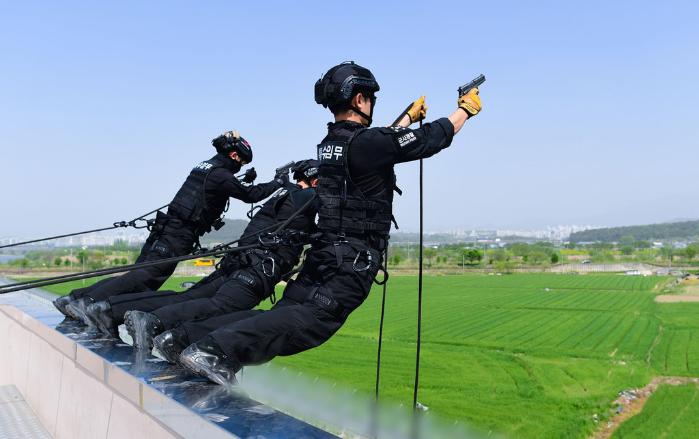 공군1전투비행단 군사경찰대대 특수임무요원들이 18일 건물레펠훈련을 하고 있다.