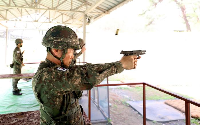 육군23경비여단 참모부 간부들이17일 우지동 사격장에서 진행된 전투사격 리그에서 사격하고 있다. 부대제공