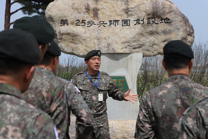 육군25보병사단 김인수 주임원사가 현장체험형 정신전력교육을 하고 있다. 부대 제공