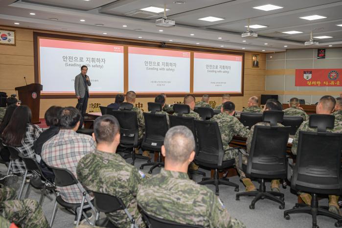 오정일 재단법인 피플 군안전보건연구센터장이 17일 해병대안전단에서 강연하고 있다. 부대 제공