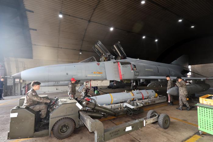 팝아이 운반 … 무장사들이 F-4E 전투기 기체에 장착할 팝아이를 옮기고 있다.