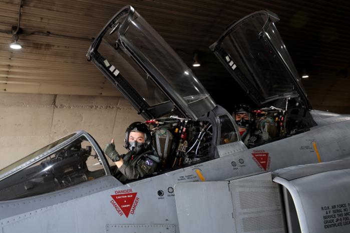 이륙 준비 완료 … 엄지를 치켜세우고 있는 F-4E 전투기 조종사들.