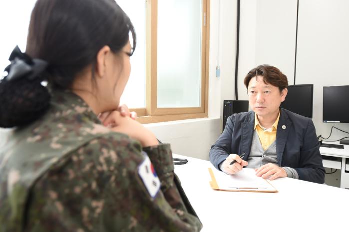 해군진해기지사령부 진해일자리도움센터 취업/창업지원담당 윤대철 군무주무관이 전직을 위해 찾아온 간부와 상담하고 있다. 부대 제공