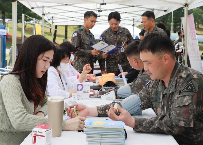 계룡대 장병들이 최근 설치된 건강증진 캠페인 부스에서 혈압을 측정하며 본인의 건강 상태를 확인하고 있다. 사진 제공=김중성 군무주무관