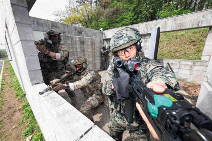 지난 17일 경기도 이천시 도시지역작전훈련장에서 열린 ‘한미연합 조우전훈련’에서 육군특수전사령부 귀성부대 멧돼지대대와 미 육군1특수전단 장병들이 주변을 경계하고 있다.