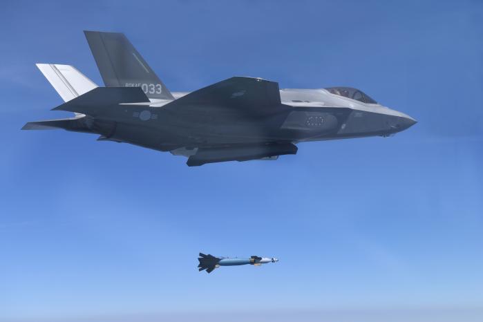 우리 공군 F-35A 스텔스 전투기가 지난 19일 필승사격장에서 연합편대군 종합훈련의 하나로 지상 표적을 향해 정밀유도폭탄(GBU-12)을 발사하고 있다. 공군 제공