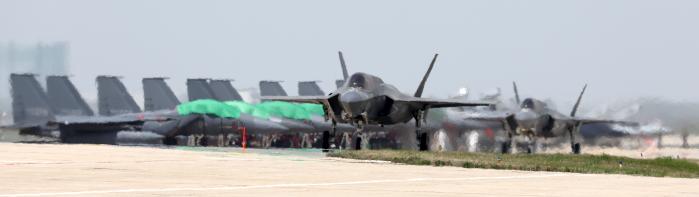 미 해병대 F-35B 스텔스 전투기가 이륙을 위해 이동하고 있다.