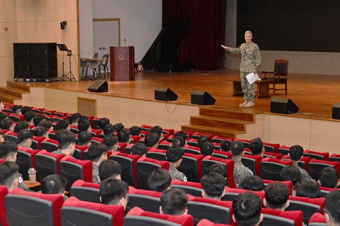 스티븐 쾰러 미 태평양함대사령관이 지난 19일 해군사관학교 웅포강당에서 한미동맹의 중요성 등을 주제로 강연하고 있다. 해군 제공