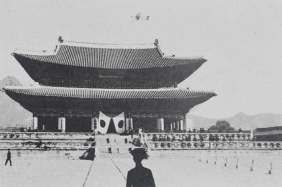 1915년 9~10월 경복궁에서 조선물산공진회라는 박람회가 열렸다. 근정전 앞에 게양된 일장기가 국권 상실을 상징한다. 출처=사진으로 보는 한국 백년