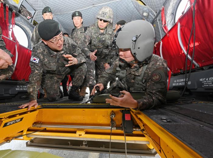 박안수(왼쪽) 육군참모총장이 22일 항공사령부를 방문해 육군항공 임무태세완비 현장을 확인하고 있다. 육군 제공