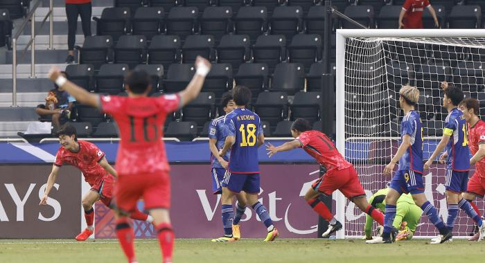 日 깬 한 방 김민우(맨 왼쪽)가 22일 카타르 알라이얀의 자심 빈 하마드 스타디움에서 열린 일본과 2024 AFC U-23 아시안컵 조별리그 B조 3차전에서 헤더로 골을 넣고 환호하고 있다. 연합뉴스