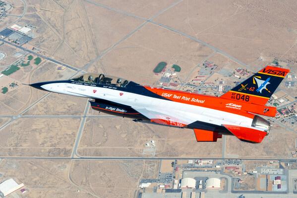 최근 미 공군 F-16C 전투기와 모의공중전을 성공적으로 진행한 X-62A VISTA 실험기는 원격제어가 아닌 AI가 스스로 판단하고 조종하도록 개조됐다. 출처=록히드마틴 홈페이지(news.lockheedmartin.com)