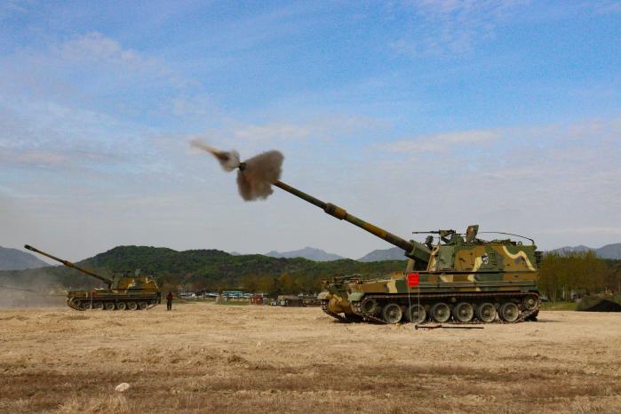 육군수도기계화보병사단 기적대대 K9 자주포들이 23일 문혜리훈련장에서 포탄을 발사하고 있다. 부대 제공