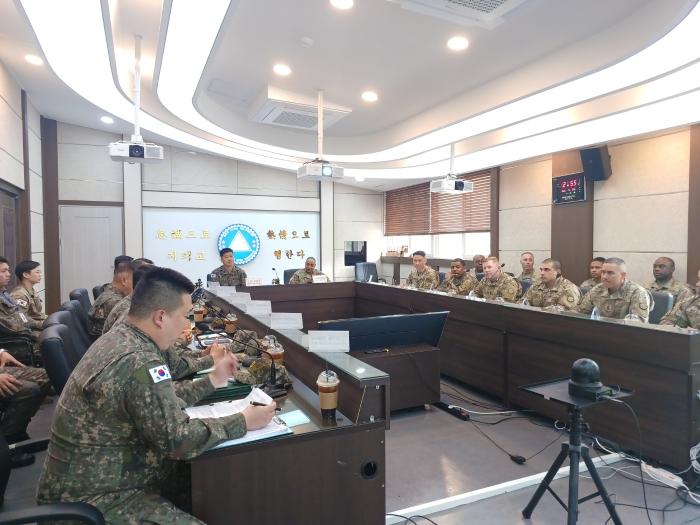 23일 육군53보병사단에서 열린 한미 연합 부사관 협력 강화 간담회에서 참석자들이 토의하고 있다. 부대 제공