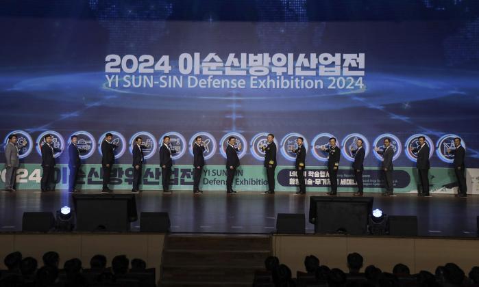 24일 경남 창원시 진해구 해군사관학교에서 열린 ‘2024 이순신방위산업전(YIDEX)’ 개막식에서 참석자들이 개막 퍼포먼스를 하고 있다. 이경원 기자