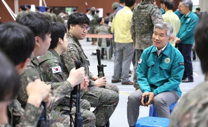 이기식(맨 오른쪽) 병무청장이 24일 육군56보병사단 공병대대를 방문해 충무훈련간 불시 병력동원소집훈련에 참여한 예비군들과 이야기를 나누고 있다. 병무청 제공