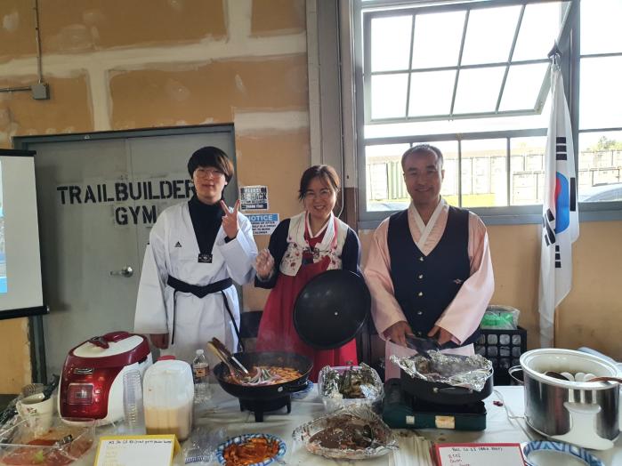 석혜은(가운데) 씨와 남편 차성수(오른쪽) 중령, 아들 성민 군이 한복과 태권도복을 입고 미1군단 예하 7사단에서 열린 문화축제에서 불고기와 떡볶이 등 한국 음식을 만들고 있다.