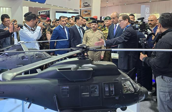 강구영(오른쪽) KAI 사장이 타벳 알아바시 이라크 국방장관과 이라크 국방위원들에게 국산 헬기 수리온을 설명하고 있다. KAI 제공