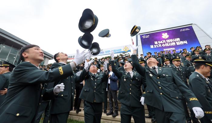 24일 충북 괴산군 육군학생군사학교에서 열린 ‘제54기 의무사관·제21기 수의사관 임관식’에서 신임 장교들이 정모를 하늘 위로 던지며 임관을 자축하고 있다. 조종원 기자