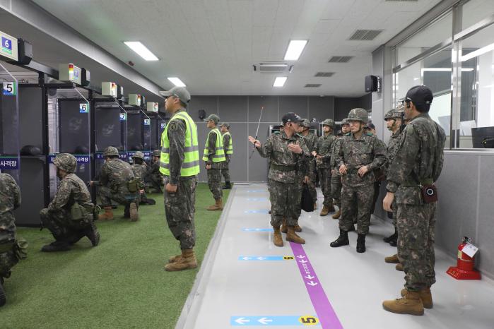 고창준(오른쪽 넷째) 육군2작전사령관이 23일 충남 보령시 과학화예비군훈련장을 방문해 예비군들의 개인화기 사격 훈련 현장을 둘러보고 있다. 부대 제공