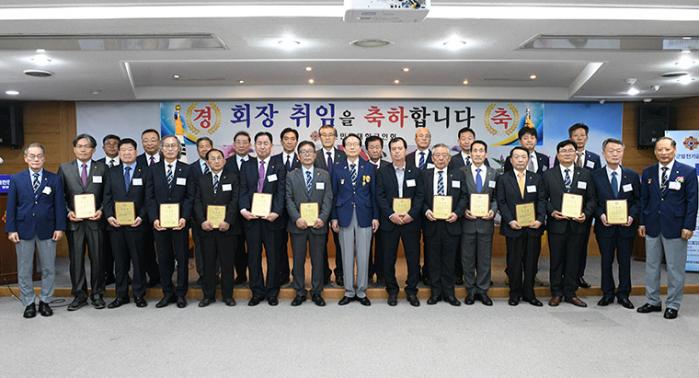 신상태(앞줄 가운데) 향군 회장이 지난 18일 새롭게 선출된 23명의 각급회 신임 회장에게 승인장을 수여한 뒤 기념촬영을 하고 있다.  향군 제공