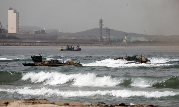 바다에서  25일 경북 포항시 도구해안에서 진행된 합동상륙훈련에서 해병대 KAAV가 파도를 헤치며 해상돌격하고 있다.