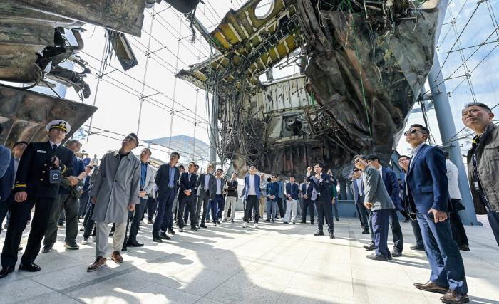 국방대 안보과정 교육생들이 해군2함대를 방문해 피격된 천안함 하부를 견학하고 있다.  국방대 제공