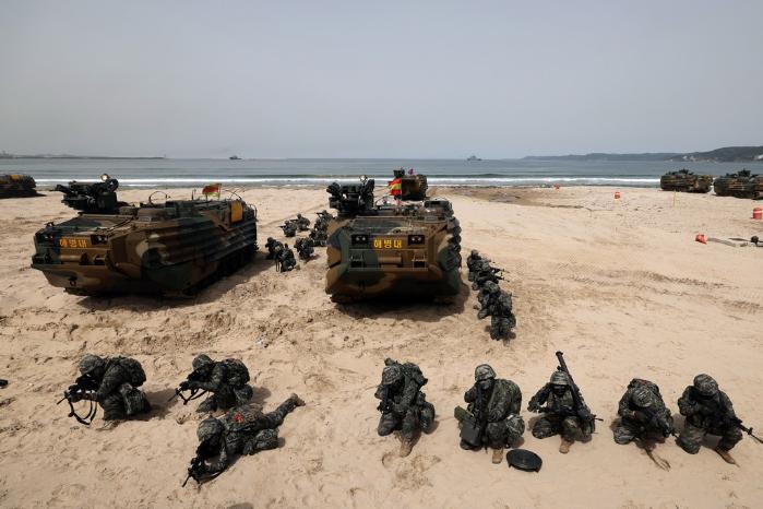 25일 경북 포항시 도구해안에서 진행된 해군·해병대 합동상륙훈련 중 접안에 성공한 해병대 상륙군이 KAAV에서 나와 하차전투에 돌입하고 있다.  양동욱 기자