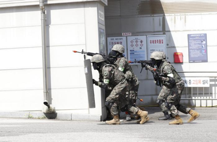 25일 서울시 충무훈련의 하나로 열린 육군56보병사단 국가중요시설 합동 테러 대응훈련에 참가한 장병들이 적 특수전부대를 진압하기 위해 이동하고 있다.  부대 제공