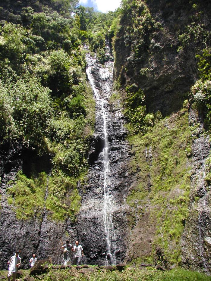 타히티 절경 중 하나인 파아루마이 폭포.