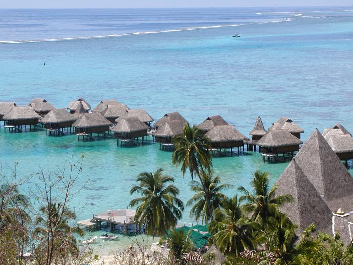 모레아섬의 해변 방갈로. 방갈로 객실은 타히티에서 처음 시작됐다고 한다.