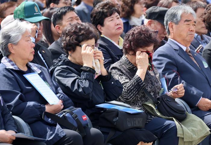 제1회 순직의무군경의날 기념식에서 참석자들이 눈물을 흘리고 있다. 연합뉴스