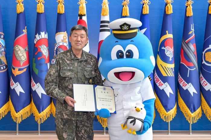 해군작전사령부 대표 캐릭터 ‘범이와 뿌기’가 최성혁(중장) 사령관으로부터 임명장을 받고 있다. 부대 제공