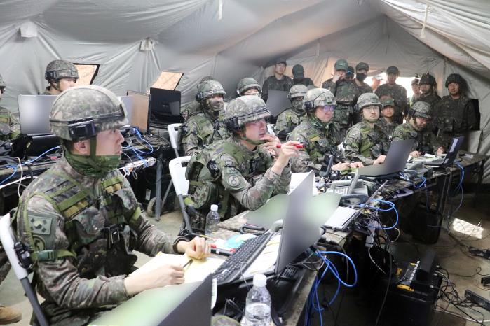 육군5보병사단 사자여단 KCTC 훈련에 참가한 장병들이 지휘소에서 상황평가와 토의를 하고 있다. 부대 제공