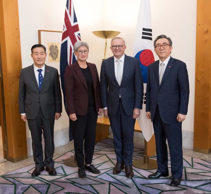 신원식 국방부 장관은 29일 앤서니 앨버니지 호주 총리를 예방, 현안에 관해 의견을 교환했다. 왼쪽부터 신 장관, 페니 웡 호주 외교장관, 앨버니지 총리, 조태열 외교부 장관. 국방부 제공