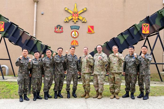 30일 미 육군35방공포병여단에 모인 한미 미사일방어부대 주요 직위자들이 기념 촬영을 하고 있다. 부대 제공