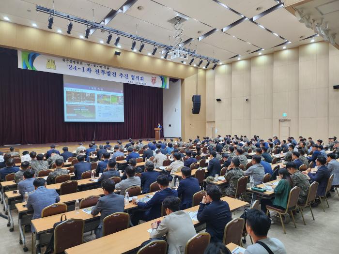 지난달 29일 정부세종컨벤션센터에서 열린 육군공병학교의 24-1차 전투발전 추진협의회에서 참석자들이 발표를 듣고 있다. 부대 제공