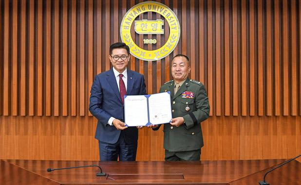 김계환(오른쪽) 해병대사령관과 이기정 한양대학교 총장이 1일 업무협약서에 서명한 뒤 기념사진을 찍고 있다. 해병대 제공