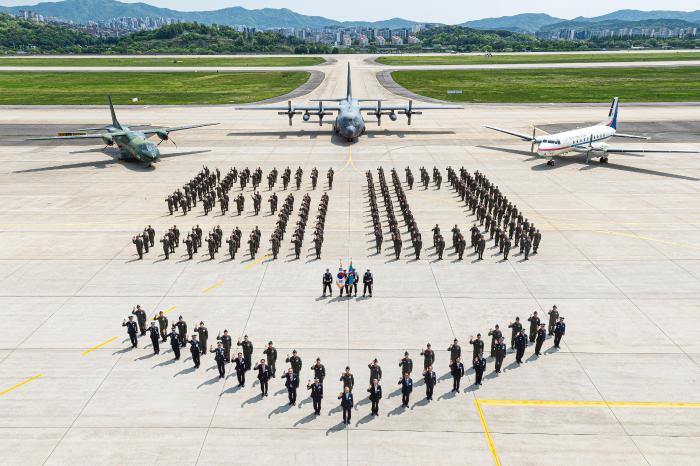 공군15특수임무비행단 장병들이 1일 부대 창설 50주년을 상징하는 숫자 대형을 만들고 기념사진을 찍고 있다. 부대 제공