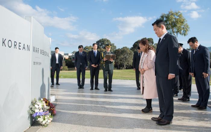 신원식 장관, 호주 6·25전쟁 참전기념비 참배 ‘한·호주 외교·국방 장관회의’ 차 호주를 방문한 신원식 국방부 장관이 1일 멜버른 마르비뇽시에 위치한 6·25전쟁 참전기념비를 찾아 참배하고 있다. 행사에는 호주 측 인사로 쿡 람 마르비뇽시장이 함께했다. 국방부 제공