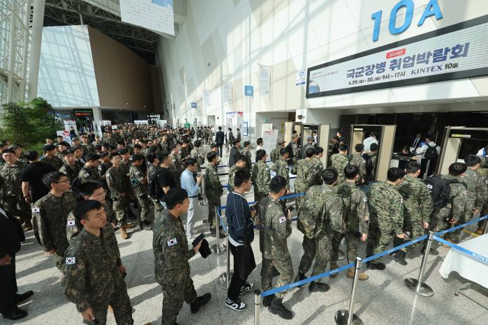 지난달 29일 경기도 고양시 일산 킨텍스에서 장병들이 2024년 국군 장병 OOOOO 행사장에 입장하고 있다. 조종원 기자