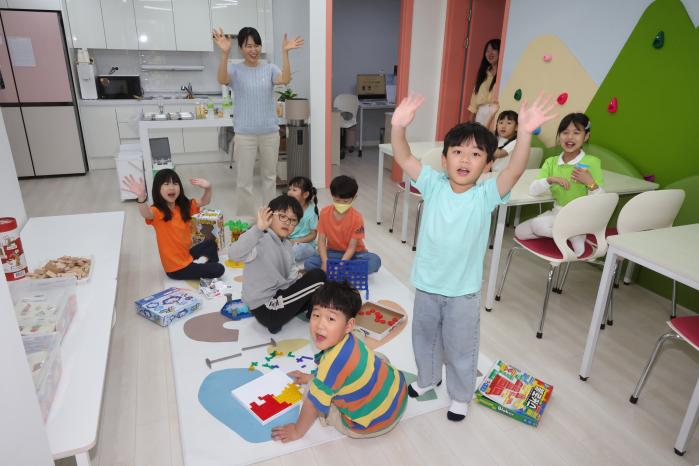 육군특수전사령부가 운영하는 다함께돌봄센터에서 군인 자녀들이 카메라를 향해 손을 흔들며 천진난만하게 웃어보이고 있다.