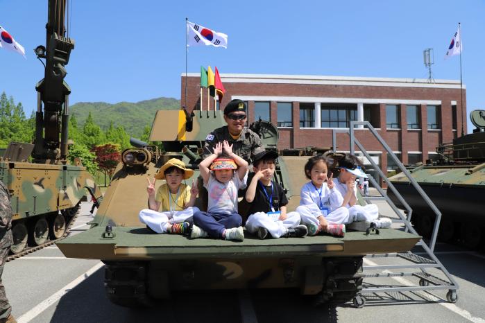 상무대 군 자녀들이 통합 부대 개방 행사 중 육군 장비 위에서 포즈를 취하고 있다. 부대 제공